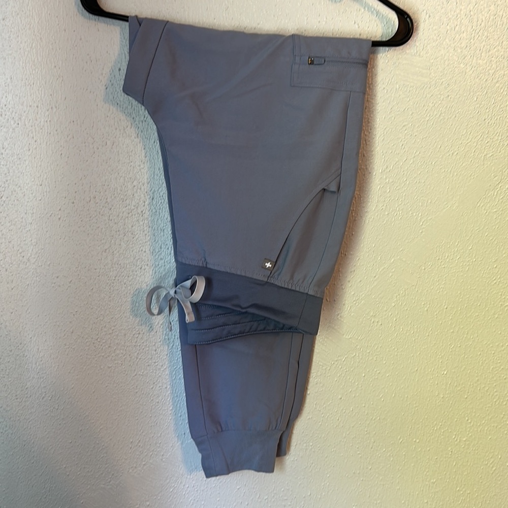 FIGS Technical Collection Scrub Set - Picture 4 of 8